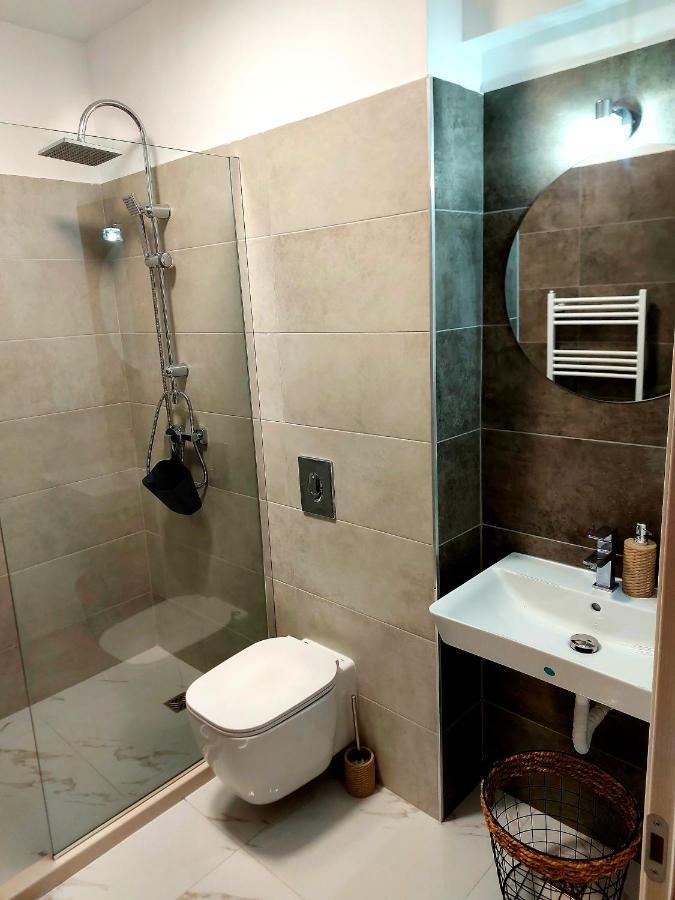 Black&White Suites Craiova Extérieur photo